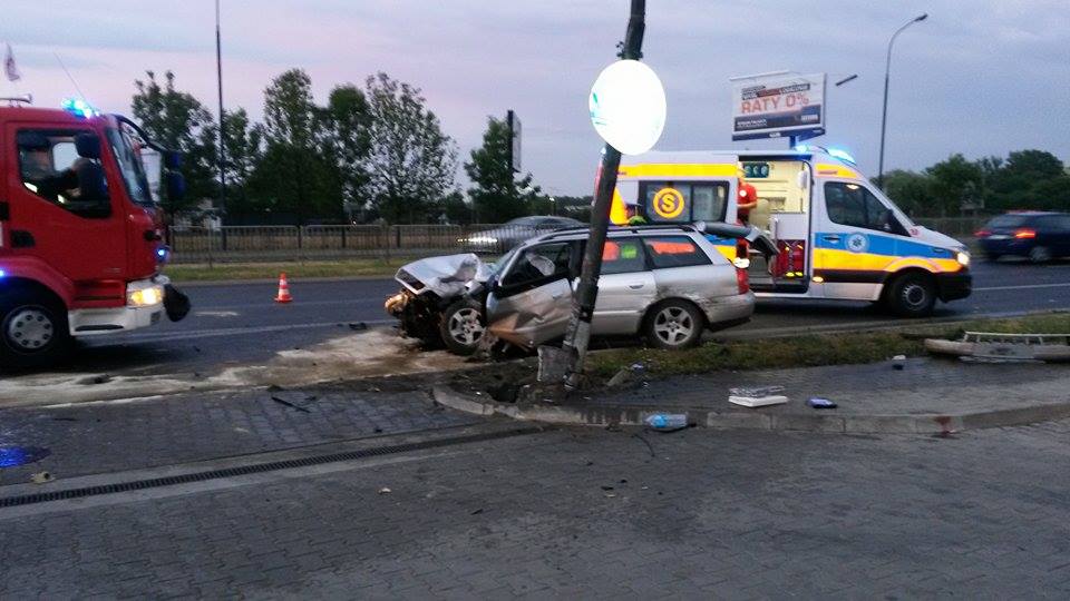 Al. Tysiąclecia: Audi uderzyło w latarnię, kierowca trafił do szpitala
