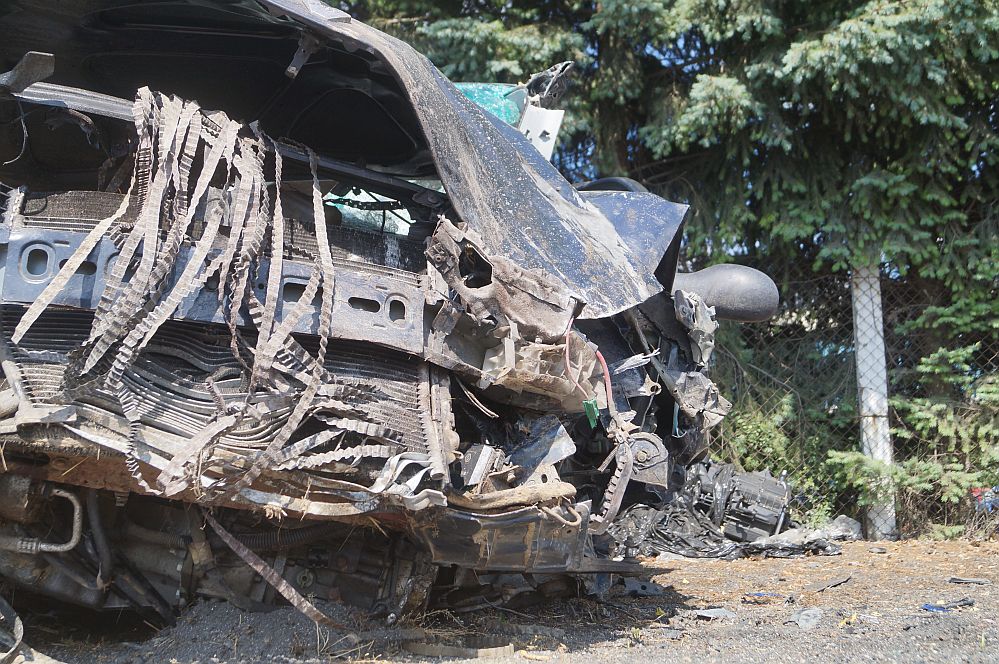 Stara Wieś: Renault uderzyło w drzewo i dachowało. Nie żyje 24-latek