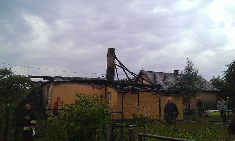 Piorun uderzył w dom. Budynek spłonął, właścicielka w szpitalu