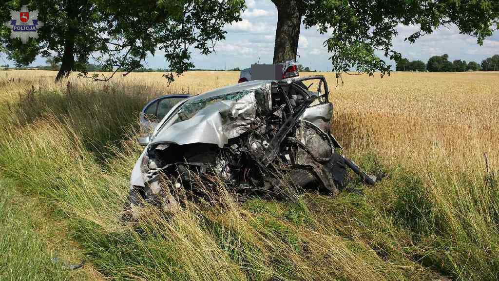 Tragiczny wypadek w Horyszowie. Nie żyją dwie osoby, jedno z aut spłonęło, drugie uderzyło w drzewo