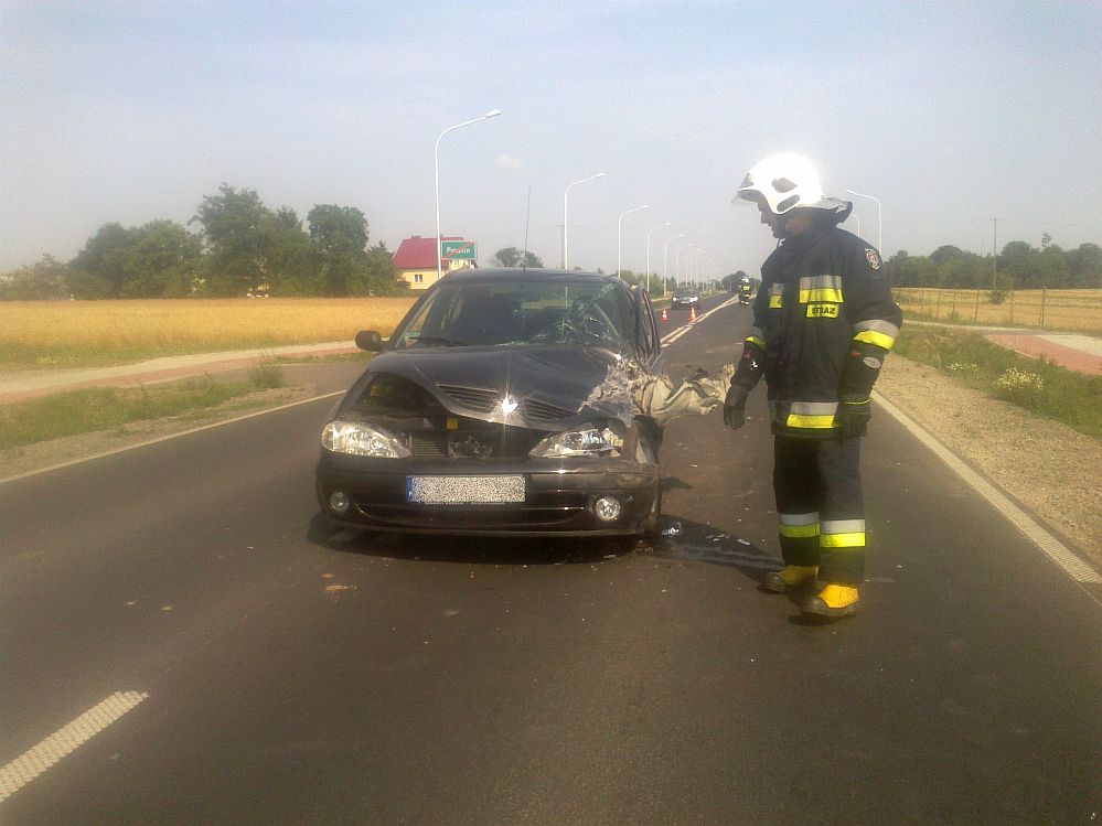 Nie mógł trafić na swój pas, zderzył się z ciężarówką. Był pijany