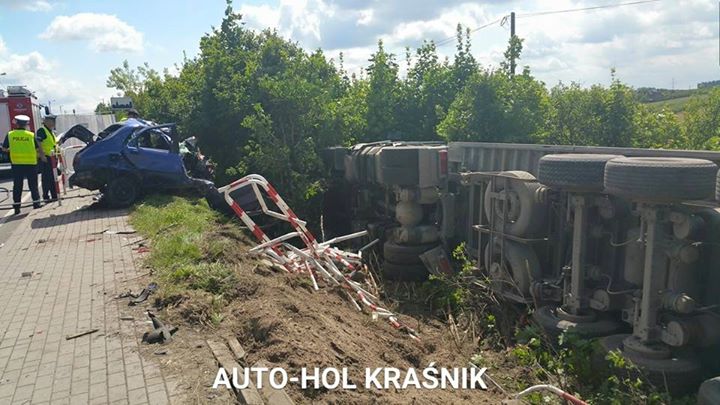 Jedna osoba zginęła w tragicznym wypadku w Annopolu.  Droga krajowa nr 74 będzie nieprzejezdna przez kilka godzin  AKTUALIZACJA
