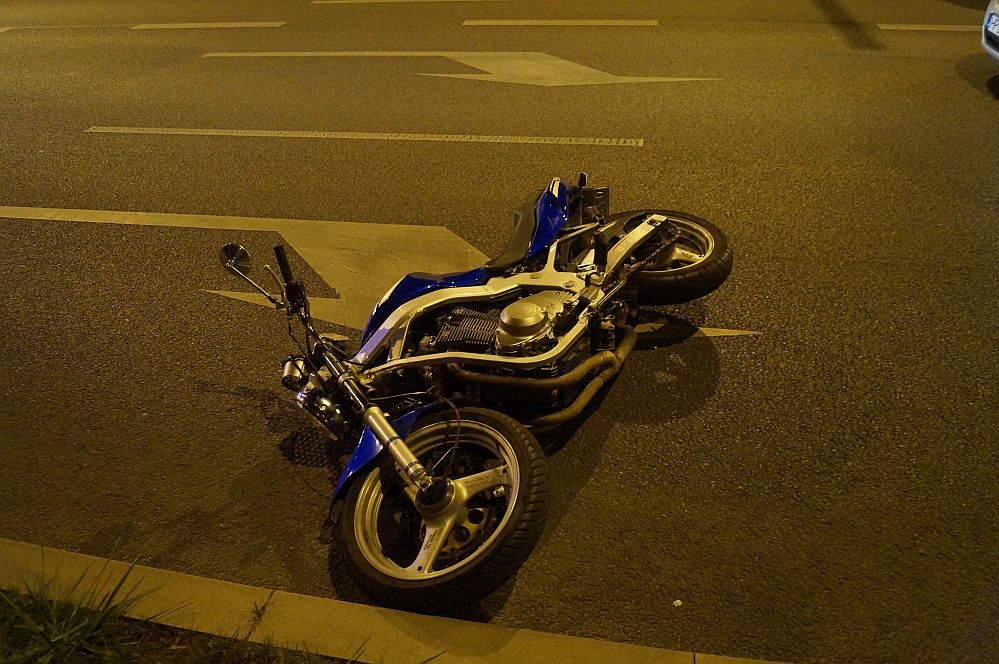 Ul. Filaretów: Motocyklista przewrócił się na zakręcie. Ze złamaniami trafił do szpitala