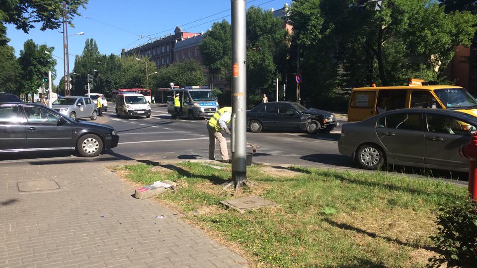 Al. Racławickie: Wjechała na czerwonym i doprowadziła do zderzenia