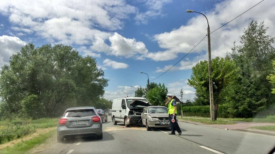 Zderzenie dwóch aut w Kraśniku. Utrudnienia na krajowej 19