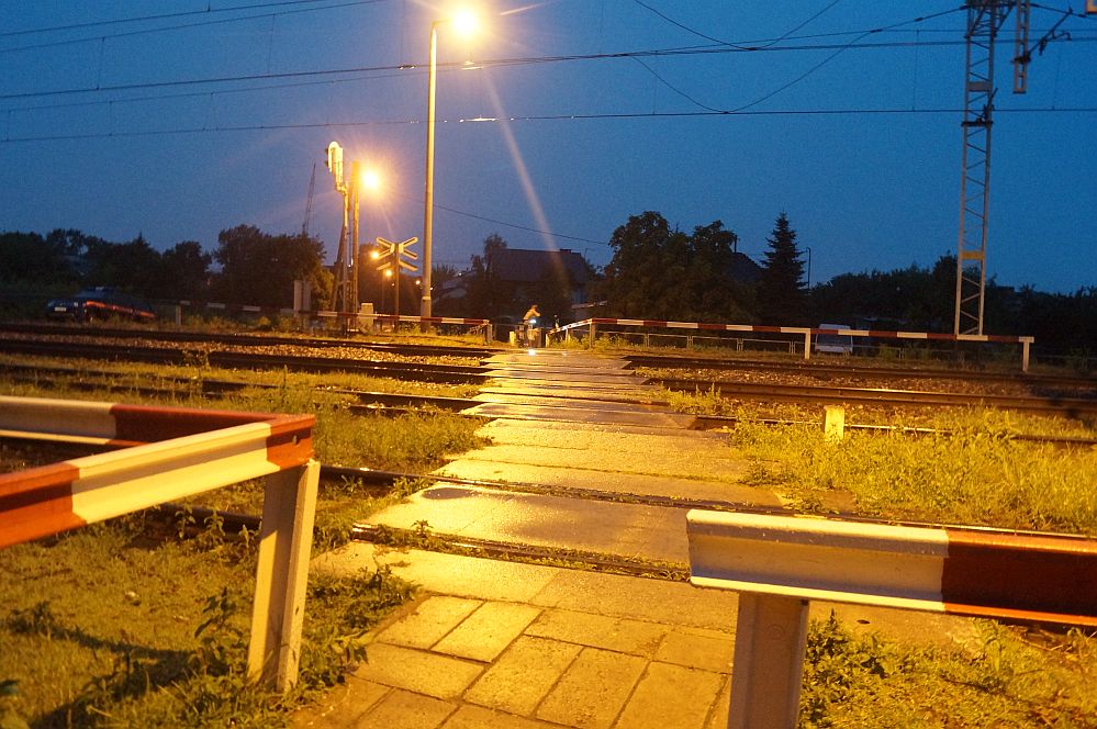 Lublin: Weszła z dzieckiem wprost pod pociąg. Skończyło się na drobnych zadrapaniach