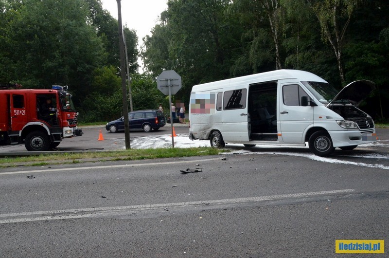 Tchórzew: Jedna osoba ranna po zderzeniu auta osobowego z dostawczym