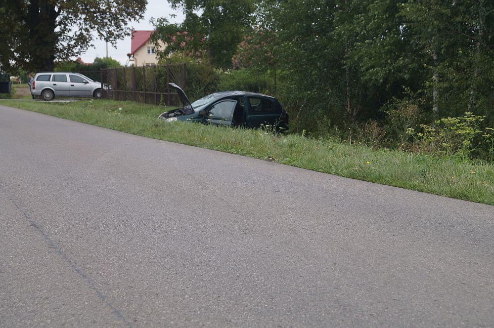 Żabia Wola: Omijał stojące auto i dachował. Dwie osoby ranne
