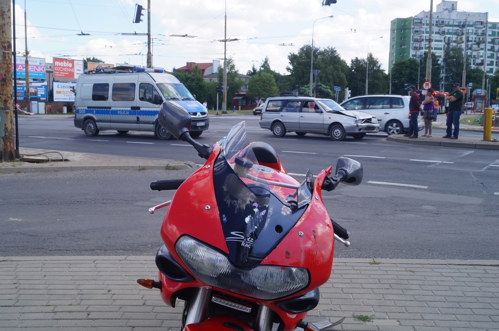 Al. Kraśnicka: Zderzenie motocykla z polonezem. Jedna osoba w szpitalu