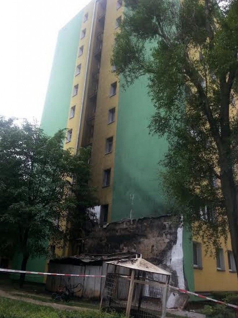 Ul. Hutnicza: Od płonącego śmietnika zapaliła się izolacja termiczna na budynku