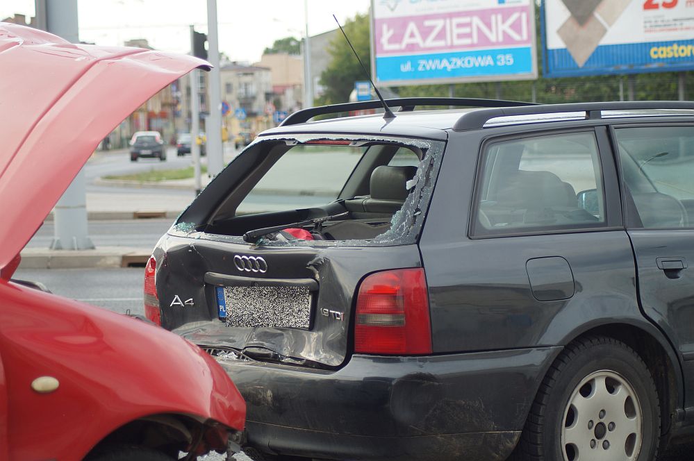 Ul. Kunickiego: Zderzenie fiata z audi. Nastoletni kierowca uciekł