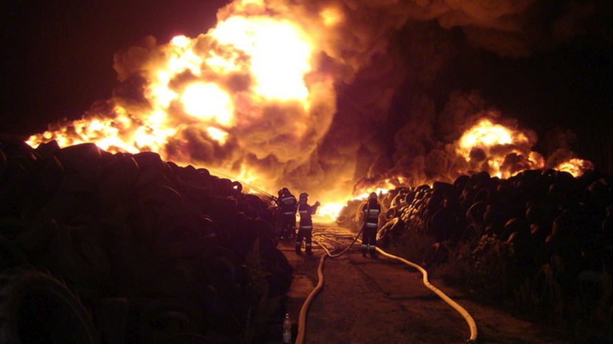 Ryki: Ogromny pożar składowiska opon. Dziesiątki strażaków walczy z ogniem