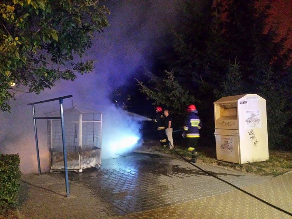 Podpalili altanę śmietnikową przy ul. Bocianiej. Interweniowali strażacy