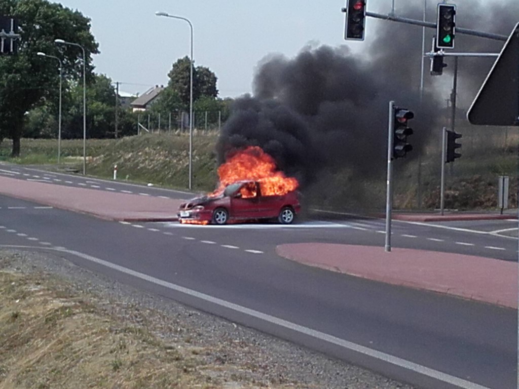 Pożar samochodu na węźle Jastków. Renault doszczętnie spłonęło