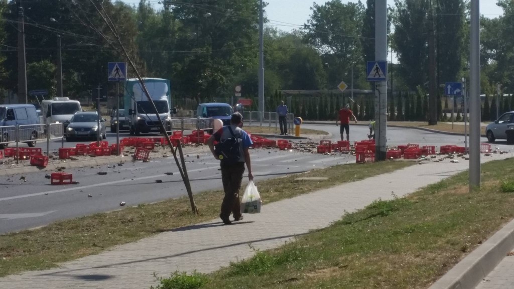 Ul. Hutnicza: Z naczepy auta ciężarowego wypadł ładunek butelek