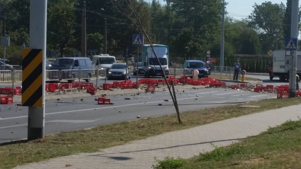 Ul. Hutnicza: Z naczepy auta ciężarowego wypadł ładunek butelek