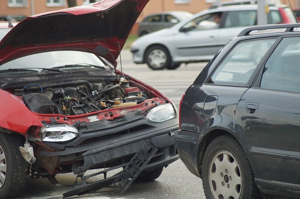 Ul. Kunickiego: Zderzenie fiata z audi. Nastoletni kierowca uciekł