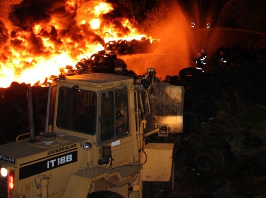 Ryki: Ogromny pożar składowiska opon. Dziesiątki strażaków walczy z ogniem