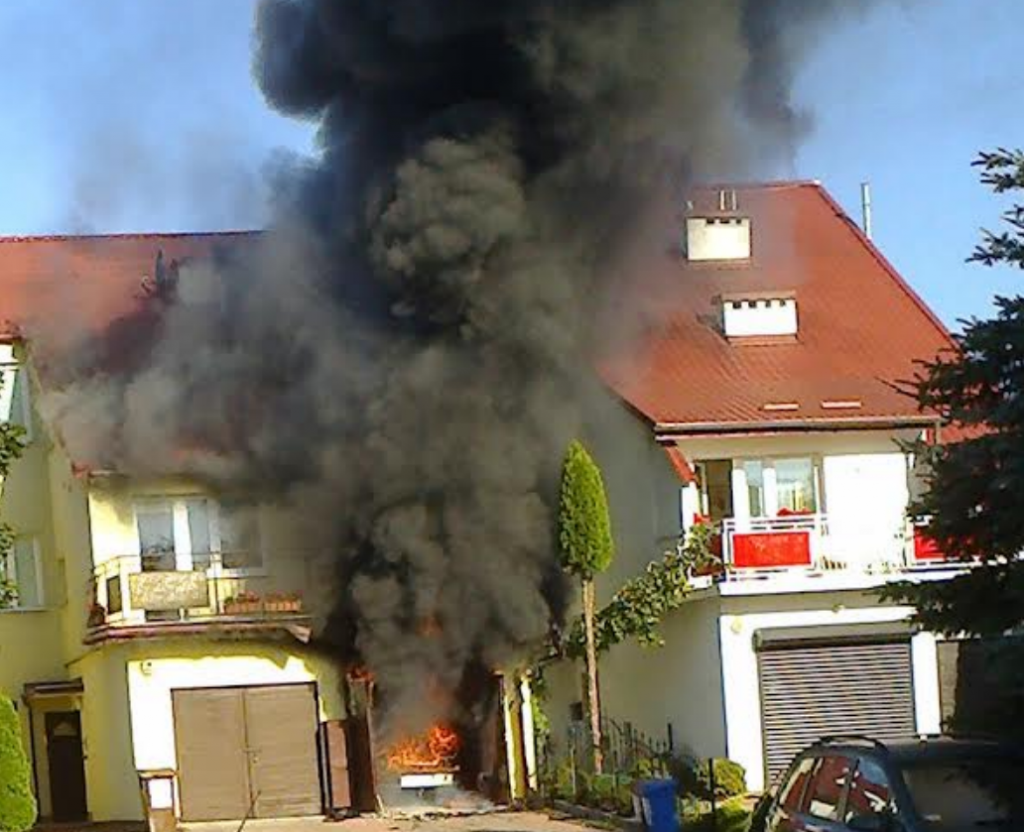 Ul. Szczytowa: Pożar domu i garażu. Doszczętnie spłonęło auto
