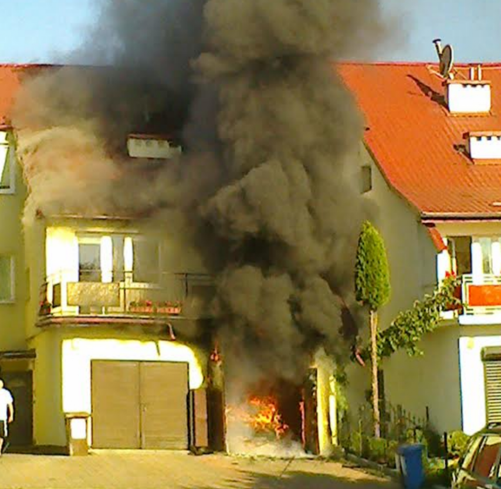 Ul. Szczytowa: Pożar domu i garażu. Doszczętnie spłonęło auto