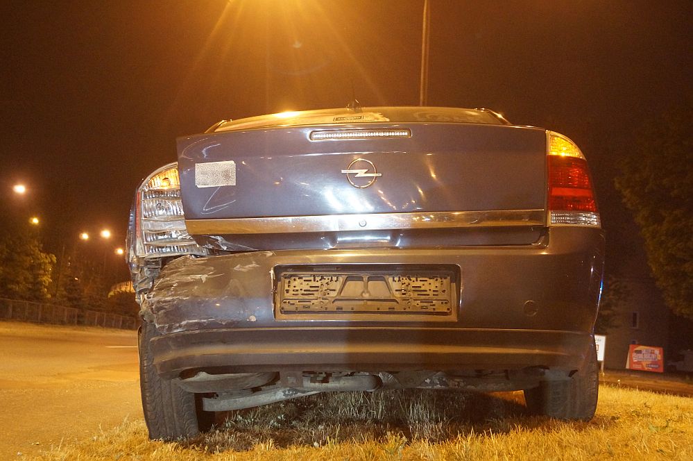 Al. Witosa: Zderzenie dwóch aut przed przejściem dla pieszych. Dwie osoby w szpitalu