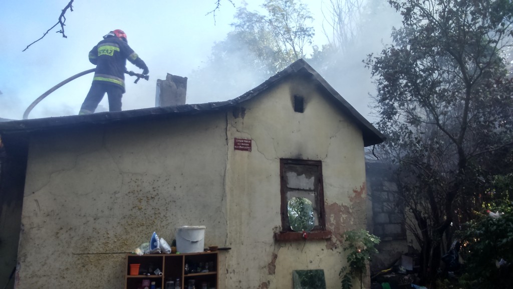 Ul. Mariańska: Trzy zastępy strażaków gasiły pożar pustostanu