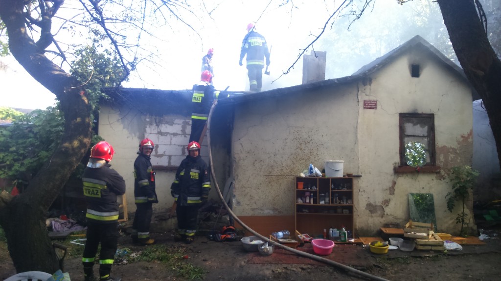Ul. Mariańska: Trzy zastępy strażaków gasiły pożar pustostanu