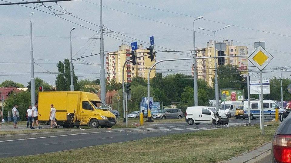Zignorował czerwone światło: Zderzenie dwóch aut na ul. Nadbystrzyckiej