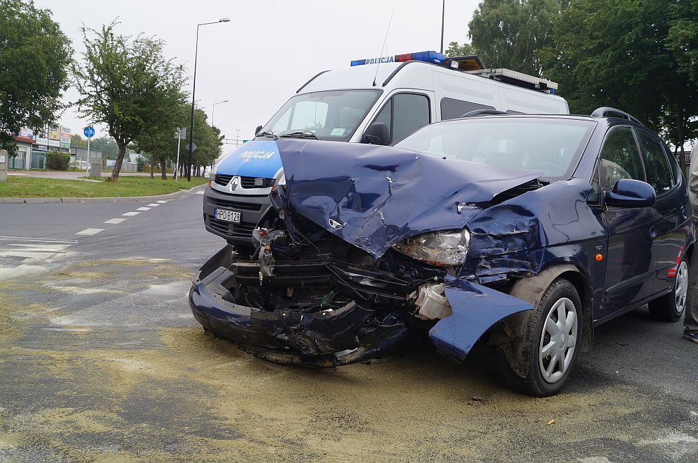 Ul. Związkowa: Zderzenie trzech aut,  dwie osoby w szpitalu