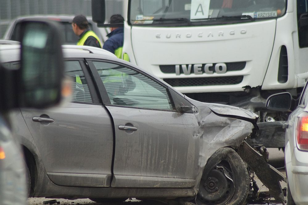 Świdnik: Zderzenie ciężarówki z osobówką na ekspresówce