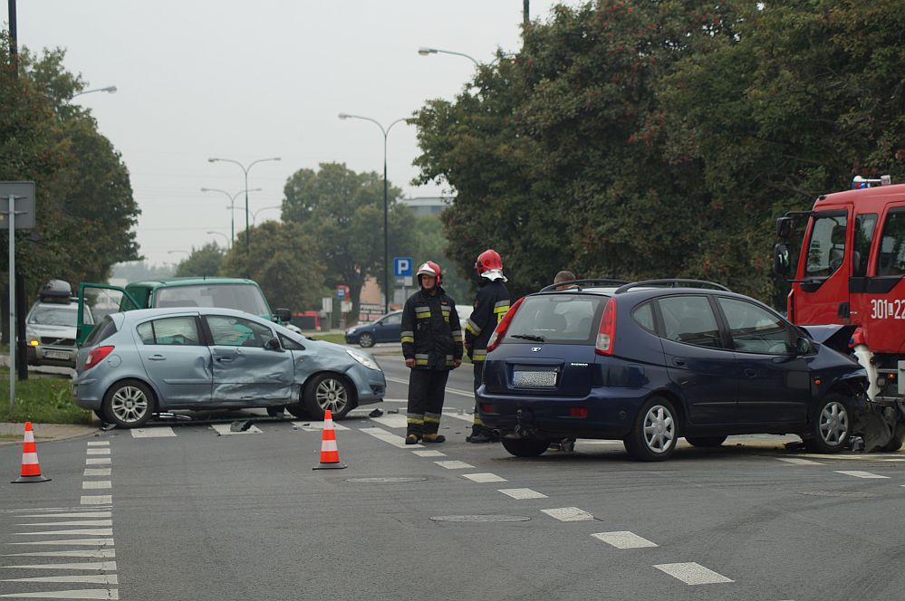 Ul. Związkowa: Zderzenie trzech aut,  dwie osoby w szpitalu