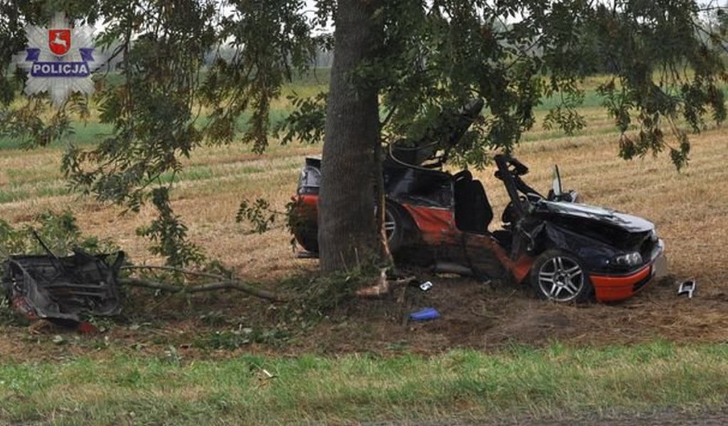 Samochód uderzył w drzewo. Jedna osoba nie żyje, druga walczy o życie