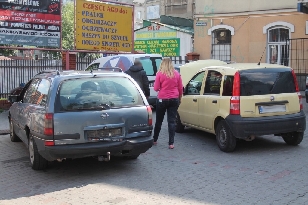 Ul. Biernackiego: Jedna osoba trafiła do szpitala po zderzeniu dwóch aut