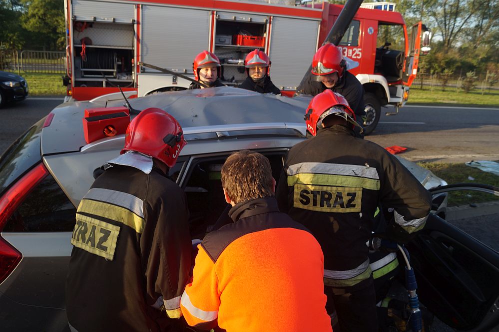 Al. Witosa: Kia uderzyła w latarnię, kobieta uwięziona we wraku auta. Duże utrudnienia w ruchu