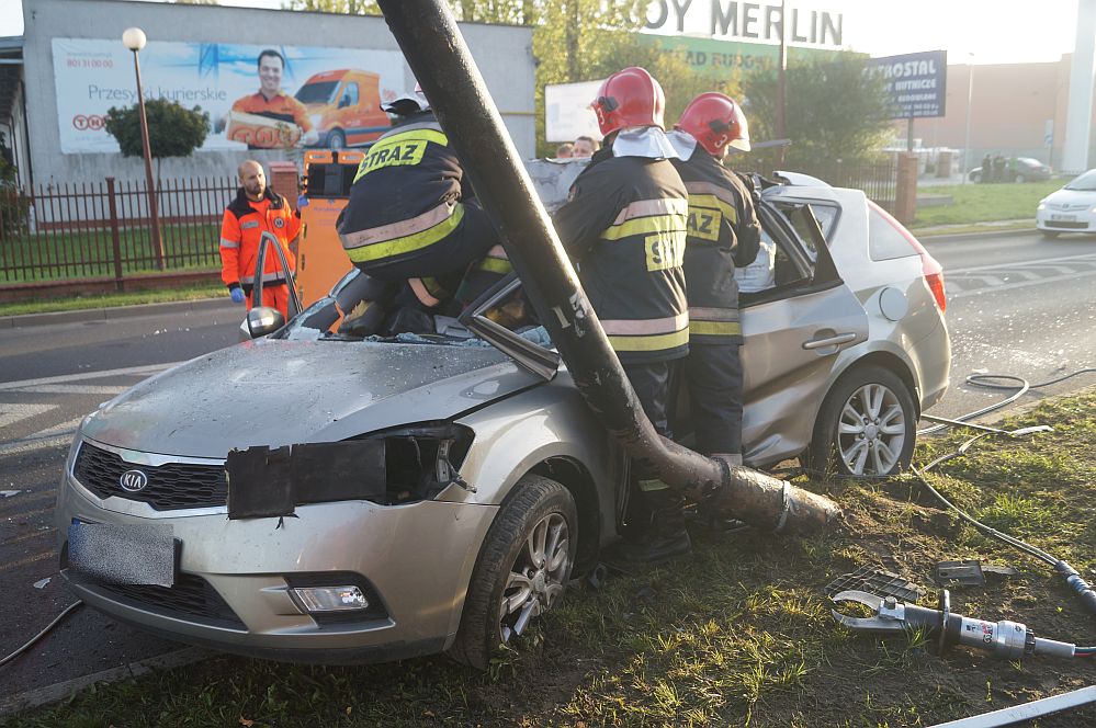 Al. Witosa: Kia uderzyła w latarnię, kobieta uwięziona we wraku auta. Duże utrudnienia w ruchu