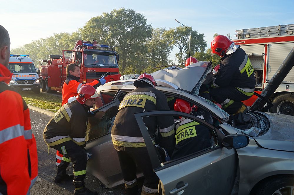 Al. Witosa: Kia uderzyła w latarnię, kobieta uwięziona we wraku auta. Duże utrudnienia w ruchu