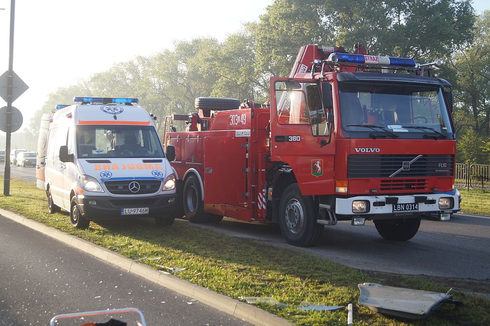 Al. Witosa: Kia uderzyła w latarnię, kobieta uwięziona we wraku auta. Duże utrudnienia w ruchu