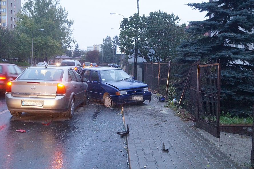 Ul. Krańcowa: Przejechał fiatem przez pas zieleni, zderzył się z oplem i uszkodził ogrodzenie