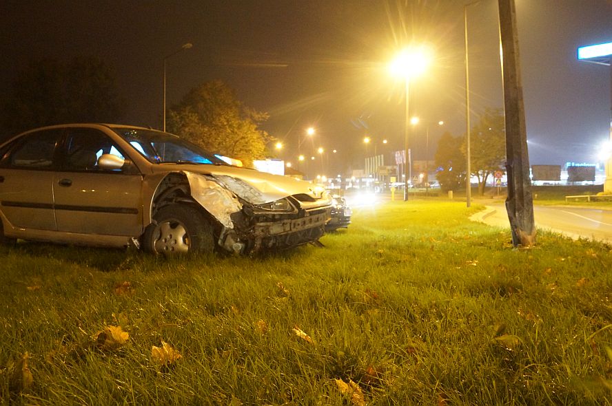 Lublin: Tym razem pijanego kierowcę powstrzymała latarnia. Usiłował jeszcze uciekać