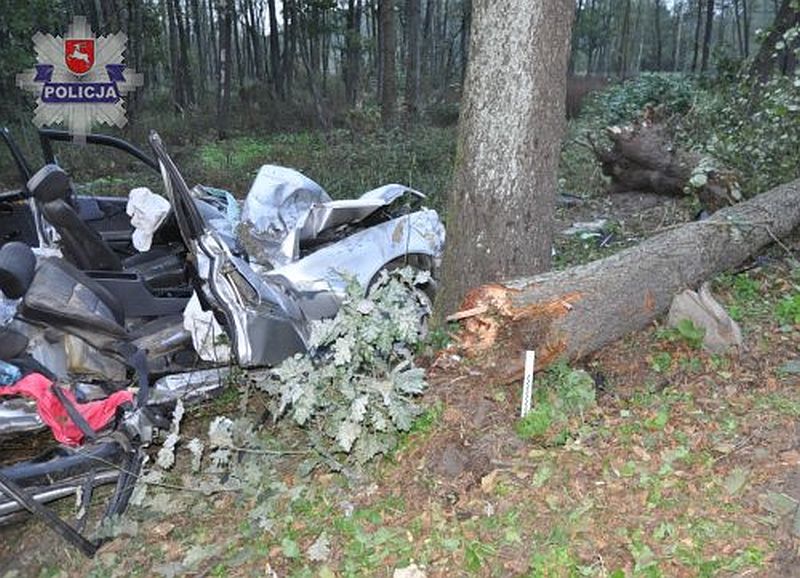 Kierowca, który wczoraj uderzył w drzewo, był pijany. Zginął pasażer