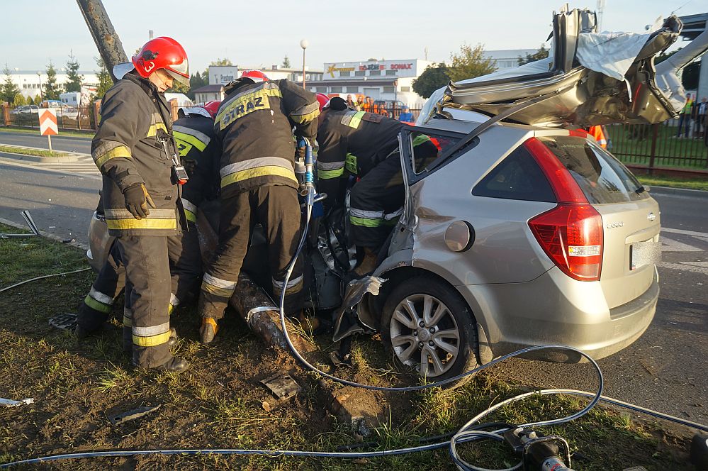 Al. Witosa: Kia uderzyła w latarnię, kobieta uwięziona we wraku auta. Duże utrudnienia w ruchu