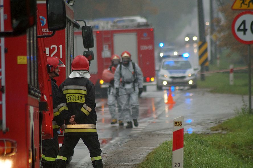 Al. Witosa: Kia uderzyła w latarnię, kobieta uwięziona we wraku auta. Duże utrudnienia w ruchu