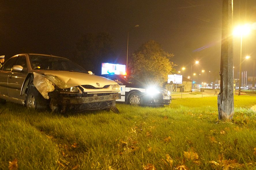 Lublin: Tym razem pijanego kierowcę powstrzymała latarnia. Usiłował jeszcze uciekać