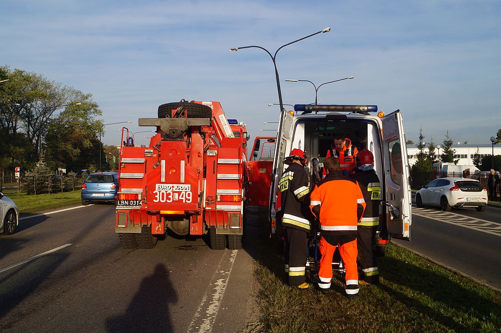 Al. Witosa: Kia uderzyła w latarnię, kobieta uwięziona we wraku auta. Duże utrudnienia w ruchu