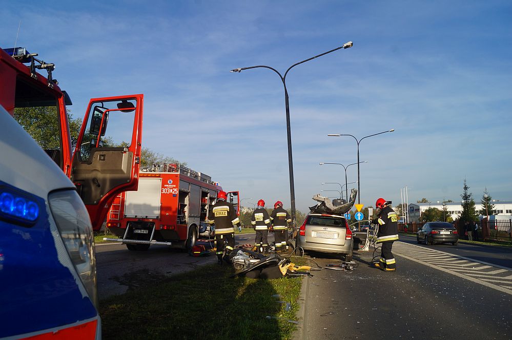 Al. Witosa: Kia uderzyła w latarnię, kobieta uwięziona we wraku auta. Duże utrudnienia w ruchu