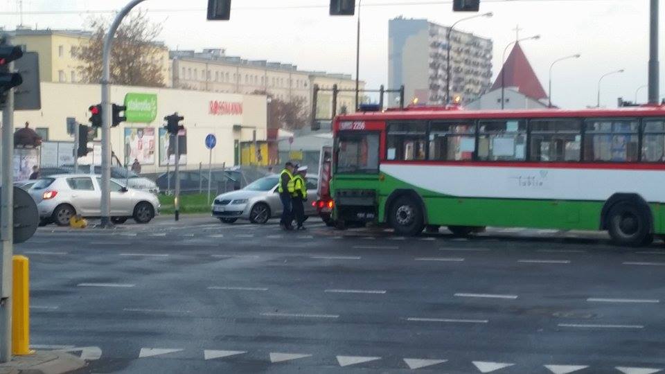 Ul. Krańcowa: Zderzenie skody z autobusem. Cztery osoby w szpitalu