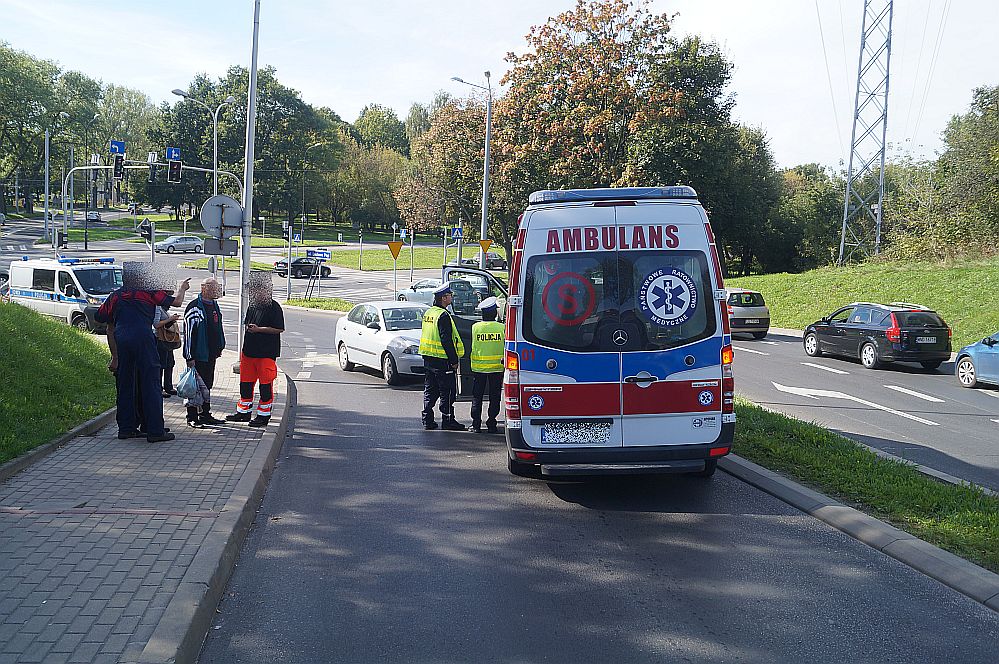Lublin: Zderzenie karetki pogotowia ratunkowego z seatem. Jedna osoba w szpitalu
