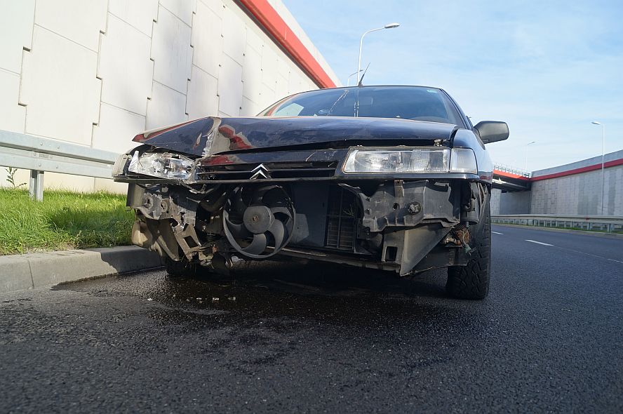 Pijany lekarz nie wiedział, którą drogę wybrać. Pojechał prosto