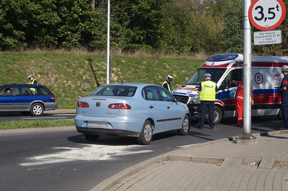 Lublin: Zderzenie karetki pogotowia ratunkowego z seatem. Jedna osoba w szpitalu