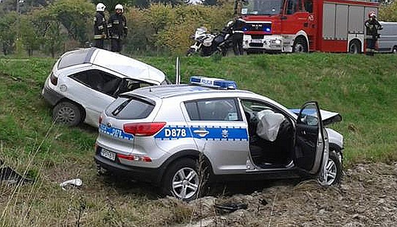 Kolonia-Czułczyce: Opel zderzył się z radiowozem. Nie żyje jedna osoba  AKTUALIZACJA